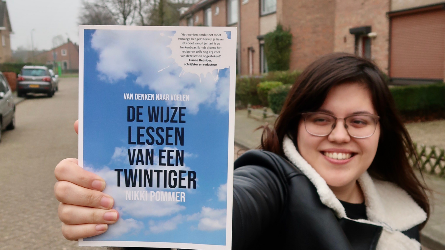 Nikki houdt boek De wijze lessen van een twintiger vast
